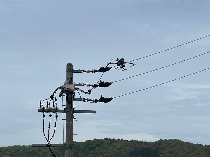 検証風景_電線.jpg